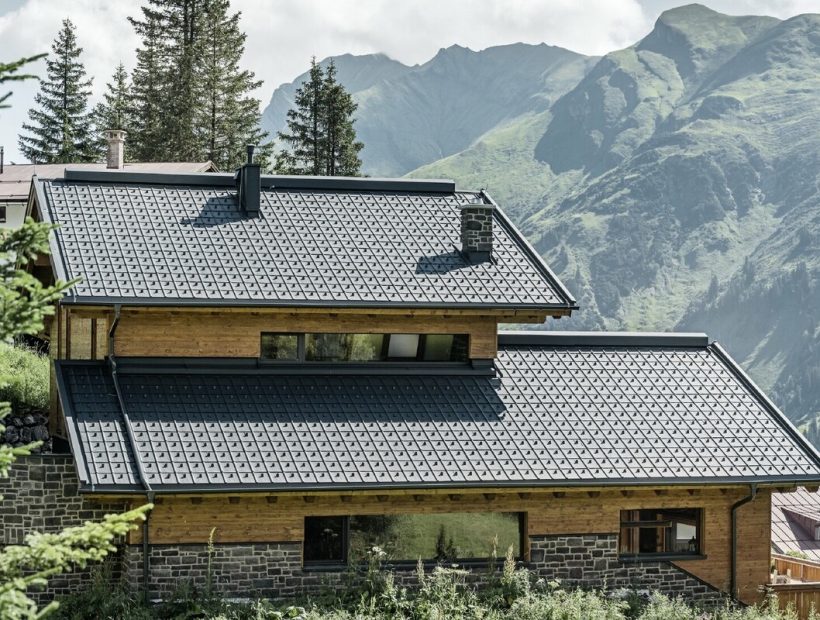 csm_PREFA-Oberlech-Arlberg-Dachplatte-Anthrazit-alpines-Haus-Dachrinne-Holzfassade-Satteldach_6a93885250
